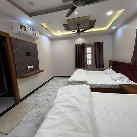אויאיין Shree Trilokeshwar Guest House מראה חיצוני תמונה